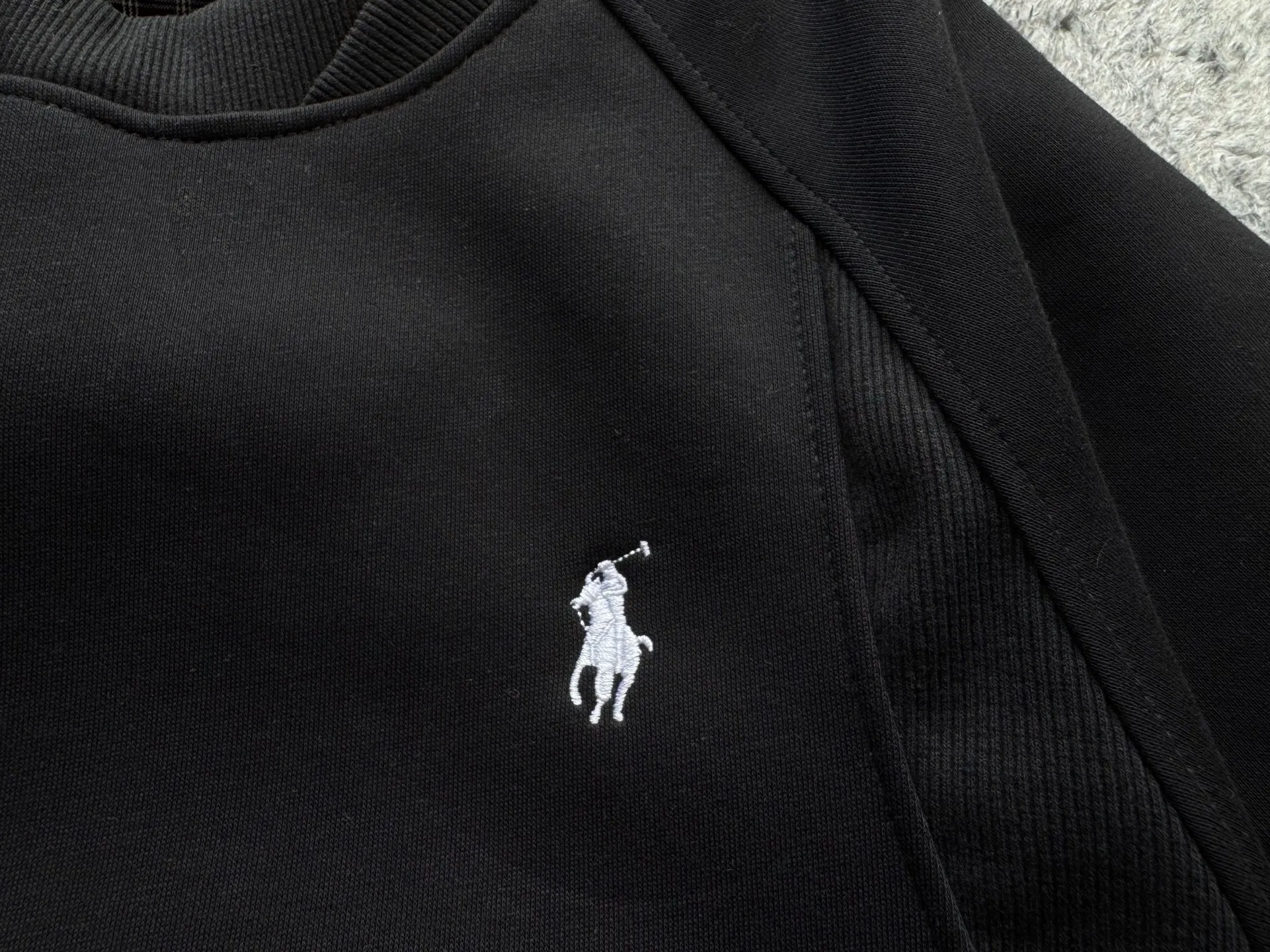P220 Polo Ralph Lauren FW25 solid color embroidered logo sweatshirt. A sweatshirt is absolutely indispensable for the lazy feeling in autumn⛸️Ralph Luaren. The core is casual and relaxed, and the exterior is an American silhouette. It has a boyish laziness in place. It is unobtrusive but looks more timeless. 🕶️ The large drop shoulder version looks casual and fashionable. Wear it alone in spring and autumn or layer it in winter. It is completely a long-term sweatshirt in the wardrobe🫶🏻 Size Length Sleeve Length Bust M 63.5 80.5 130 L 65 82 134 XL 66.5 83.5 138